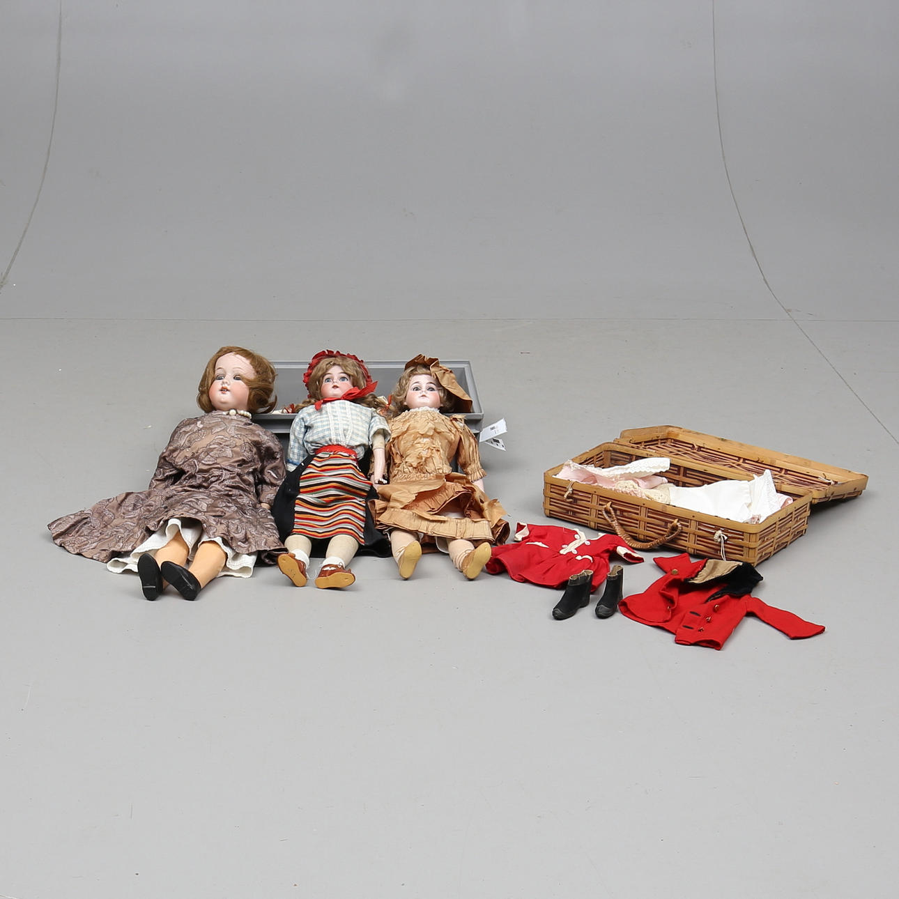 DOCKOR, 4 st, porslin, 1800-/1900-tal.