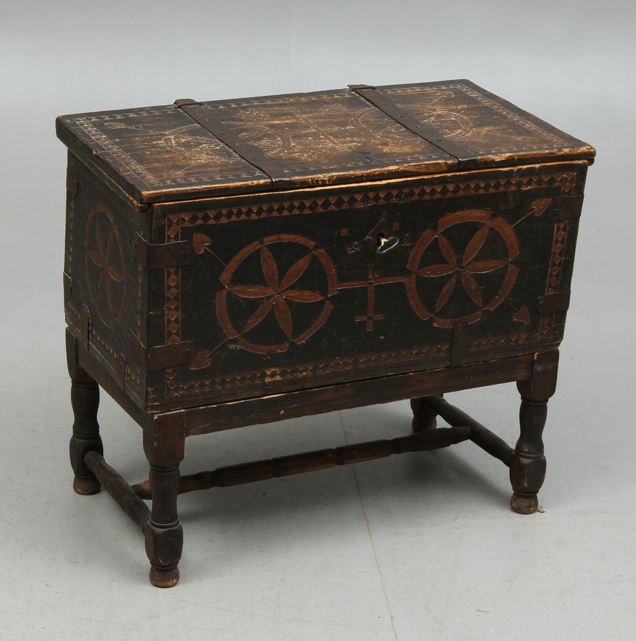 KISTA på benställning, karvsnitt, 1700/1800-tal.