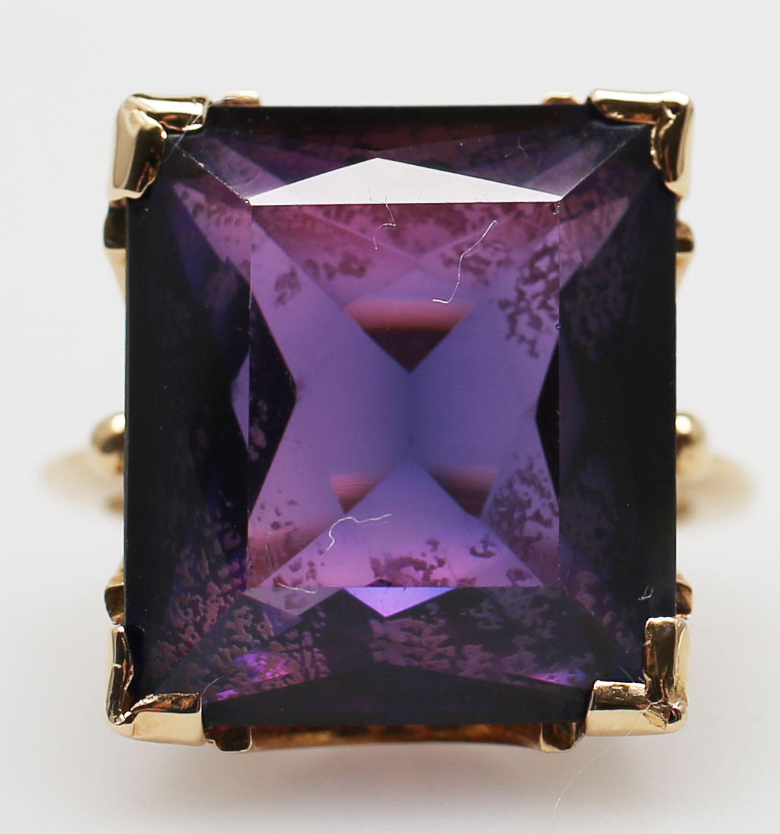 COCKTAILRING MED LILA STEN, rödguld, 18K.