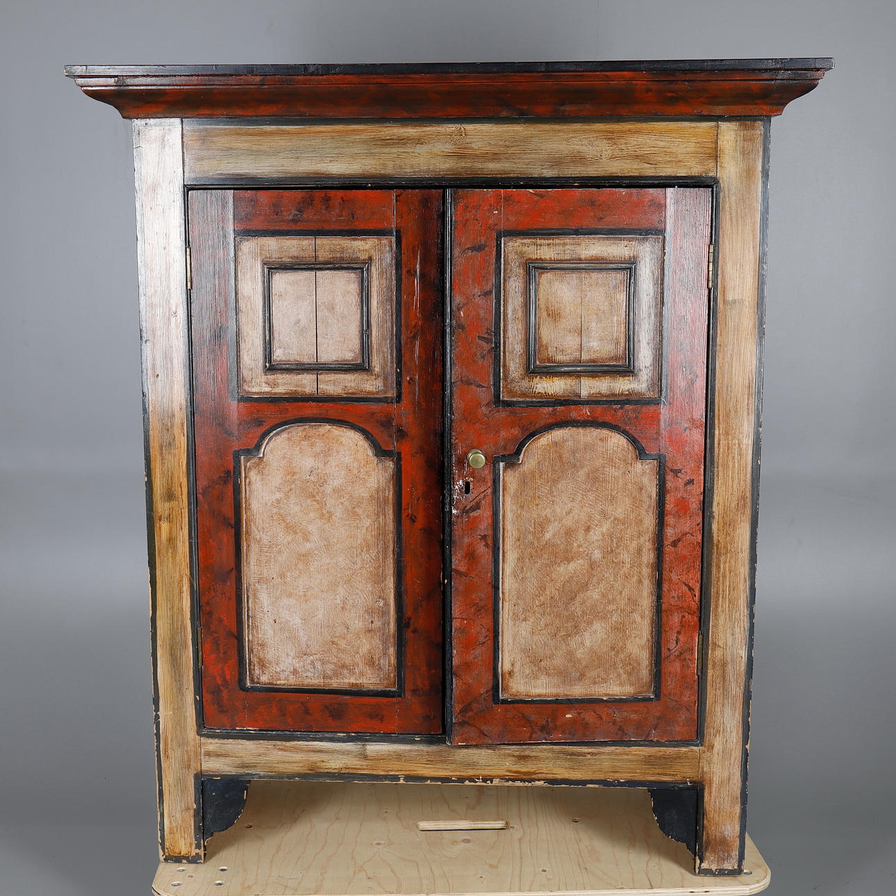 UN ARMARIO DE ENANO CONTINENTAL.