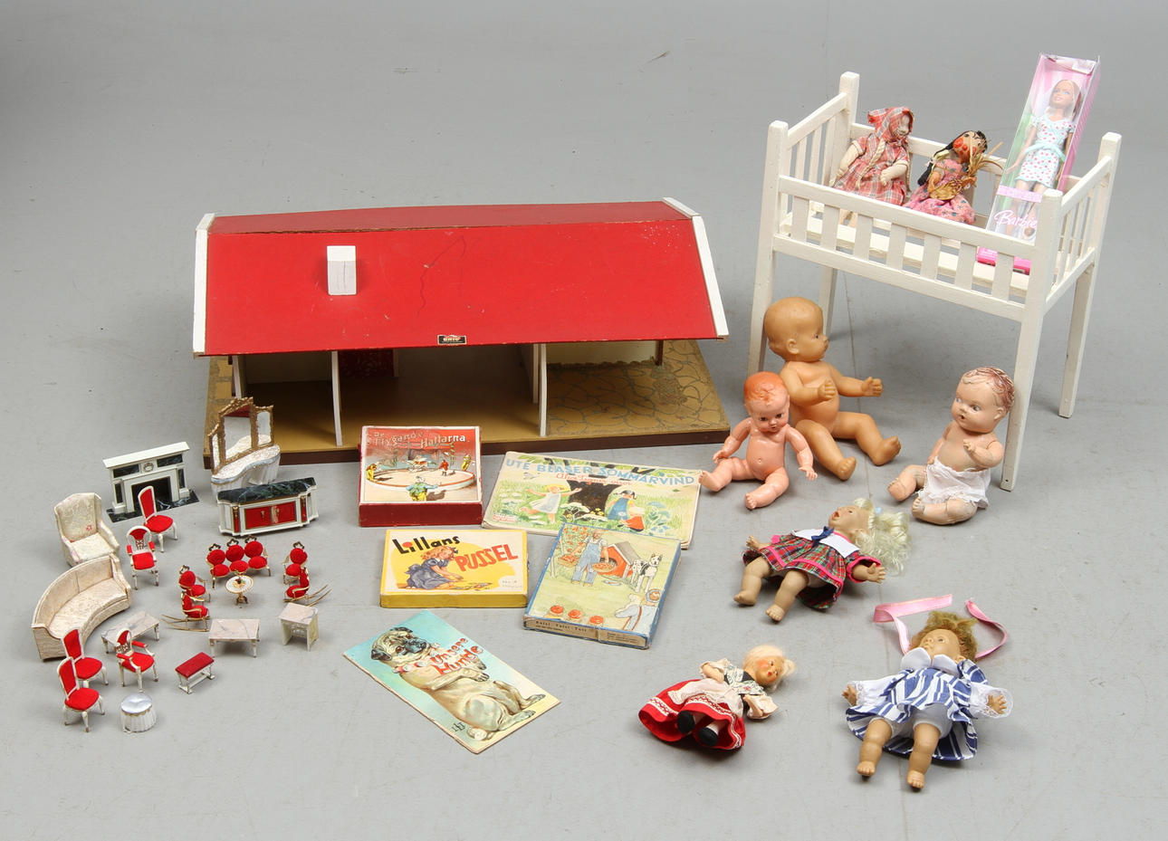 BRIO DOCKSKÅP, MÖBLER, DOCKOR och tillbehör.