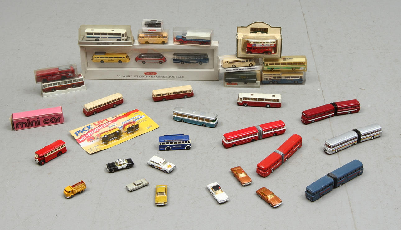 MODELLBILAR WIKING, BREKINA LESNEY med flera. Cirka 35 stycken. Delvis originalkartonger.