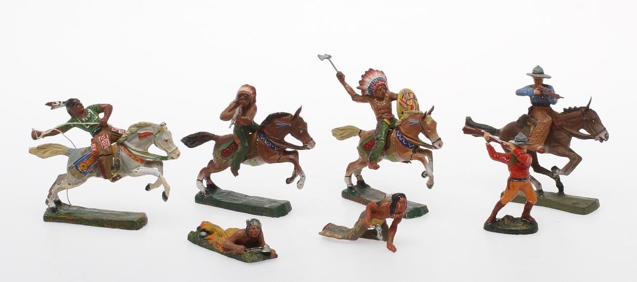 ELASTOLIN WESTERNFIGURER i massa . 7 stycken varav 3 till häst.