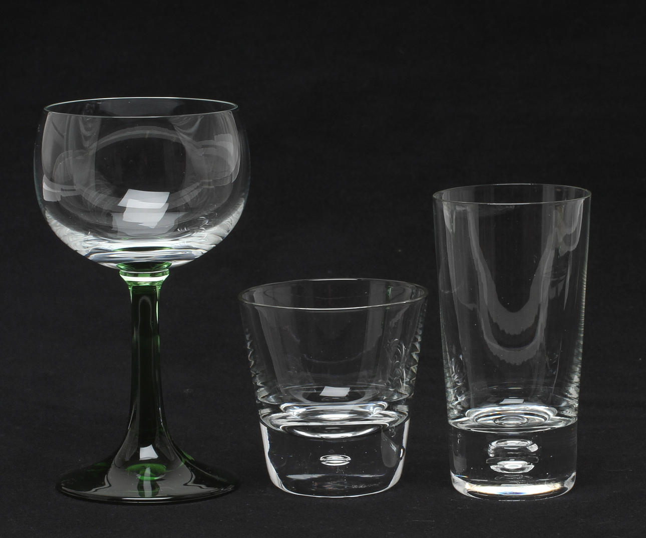 PARTI GLAS, 32 delar, bland annat med luftblåsor i fot. 1900/2000-tal.