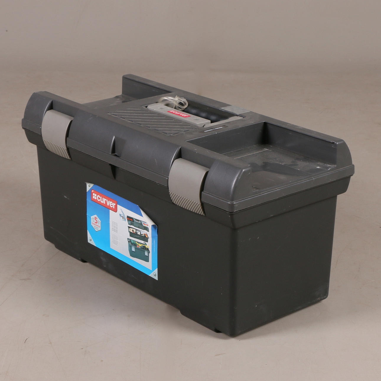 VERKTYGSLÅDA, plast, med verktyg, samtida.