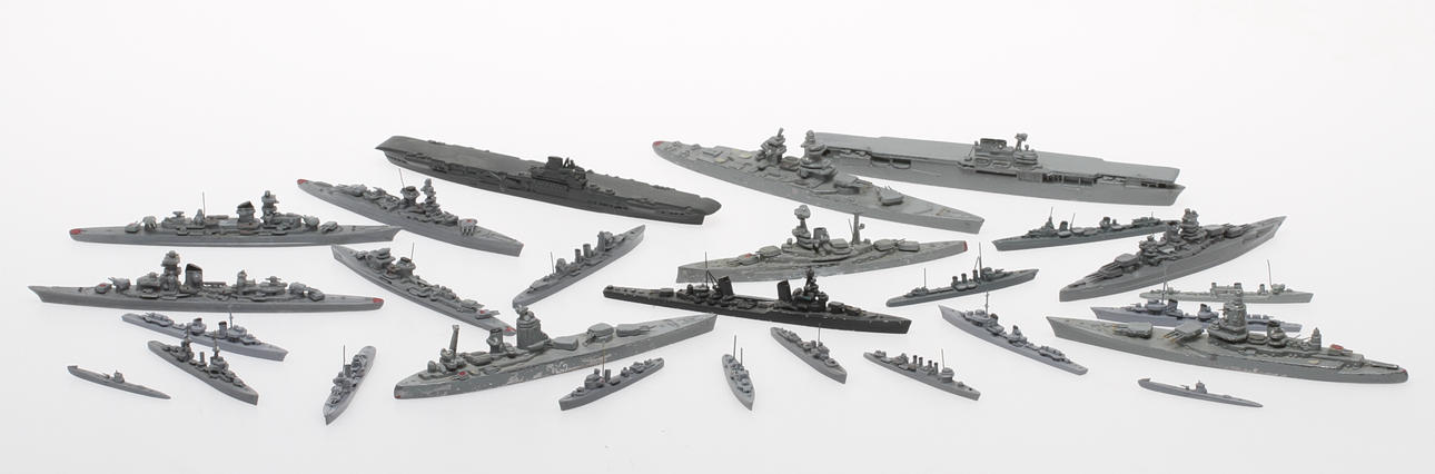 MODELLBÅTAR WIKING cirka 25 stycken krigsfartyg . Metall och plast.