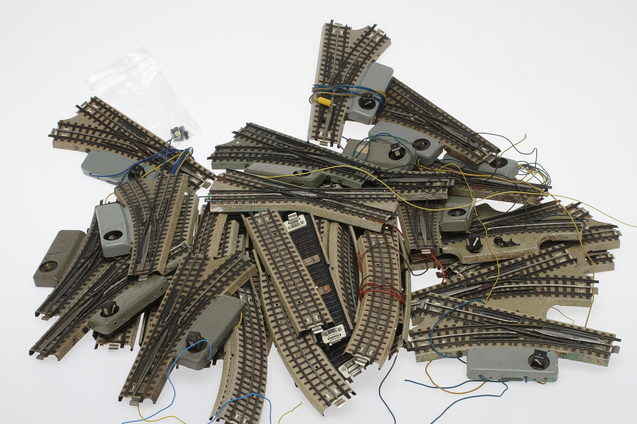 MODELLTÅG MÄRKLIN äldre växlar och räls med hel mittledare.