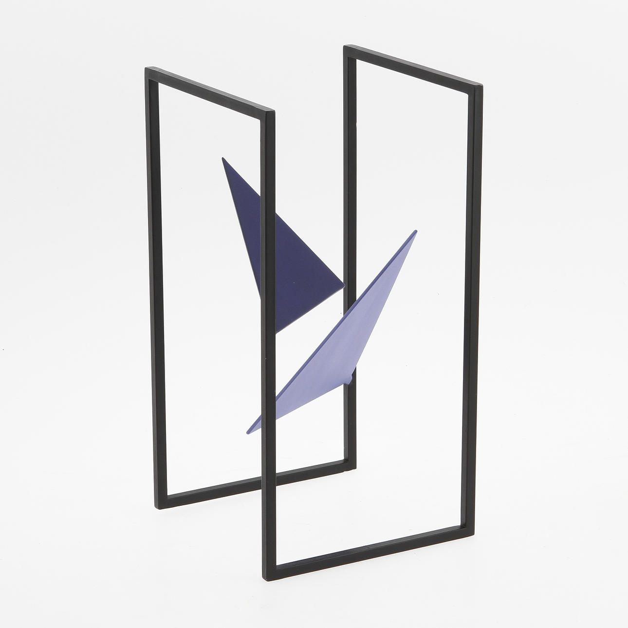 INGELA PALMERTZ. Skulptur figurer i rum, bemålat järn. Signerad och nr 4/6.