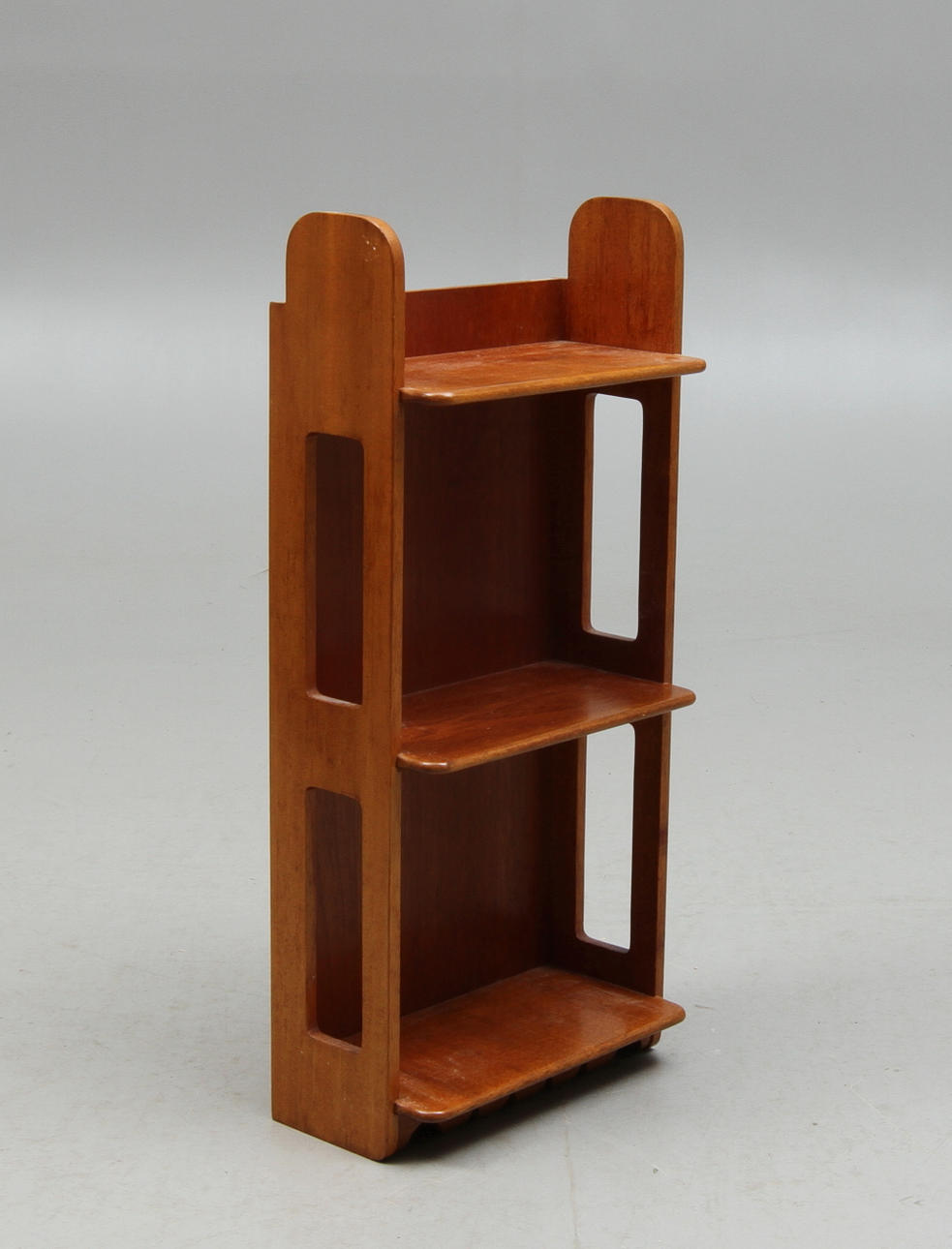 VÄGGHYLLA, design Josef Frank för Svenskt Tenn, Modellnummer 2085.