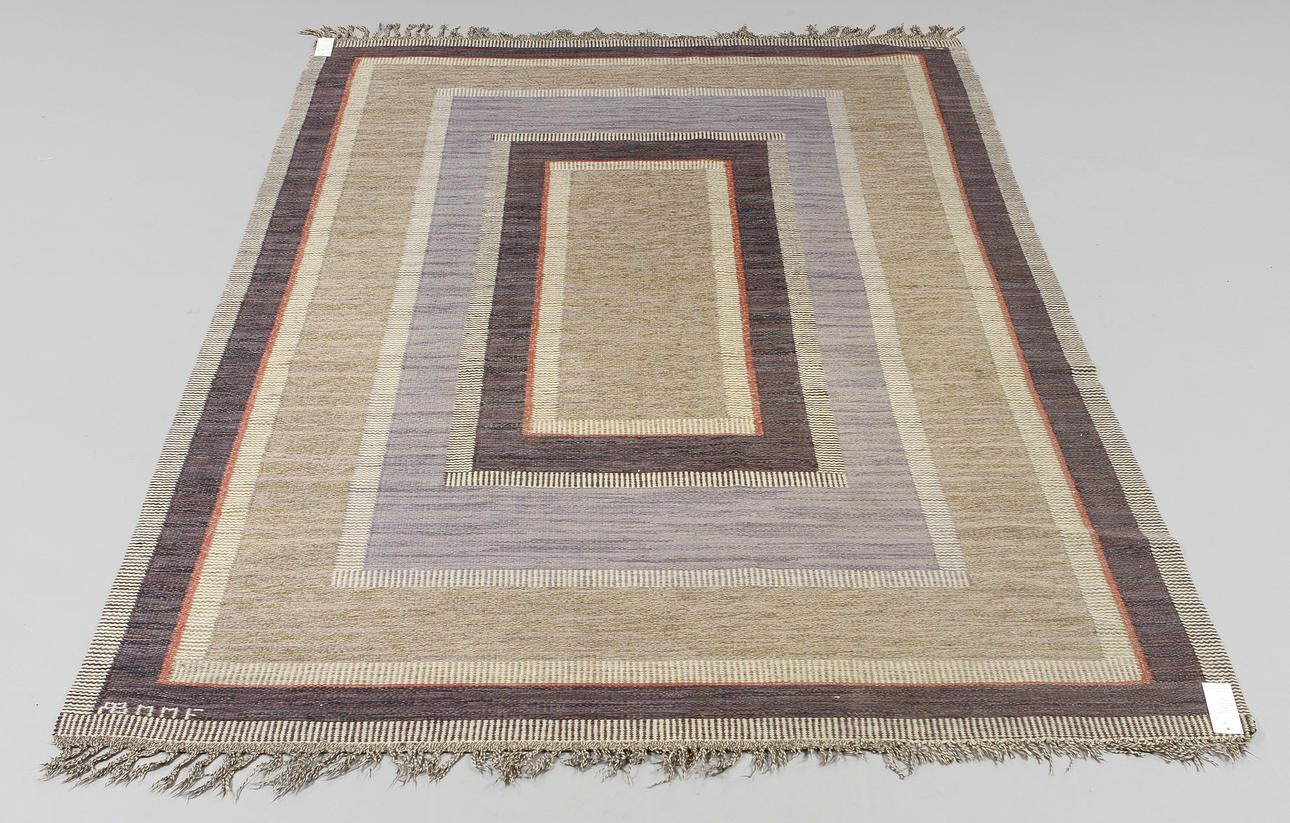 MÄRTA MÅÅS-FJETTERSTRÖM. Båstad. Matta "Blå bårdmattan", rölakan. 272 x 183 cm.