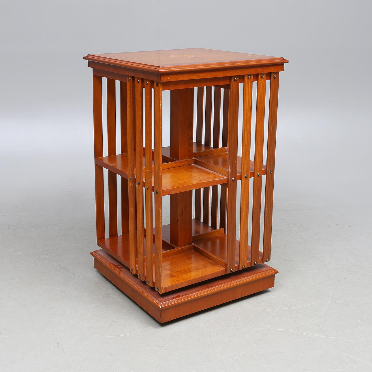 BOKSNURRA, engelsk stil, 2000-tal.