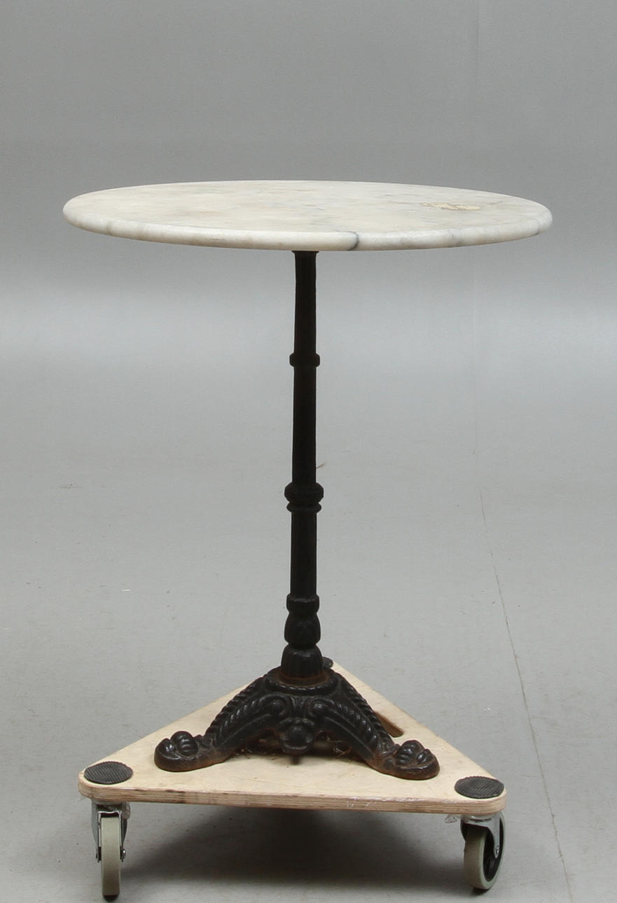 TRÄDGÅRDSBORD, med stenskiva, på gjutjärnsfot, 1900-tal.