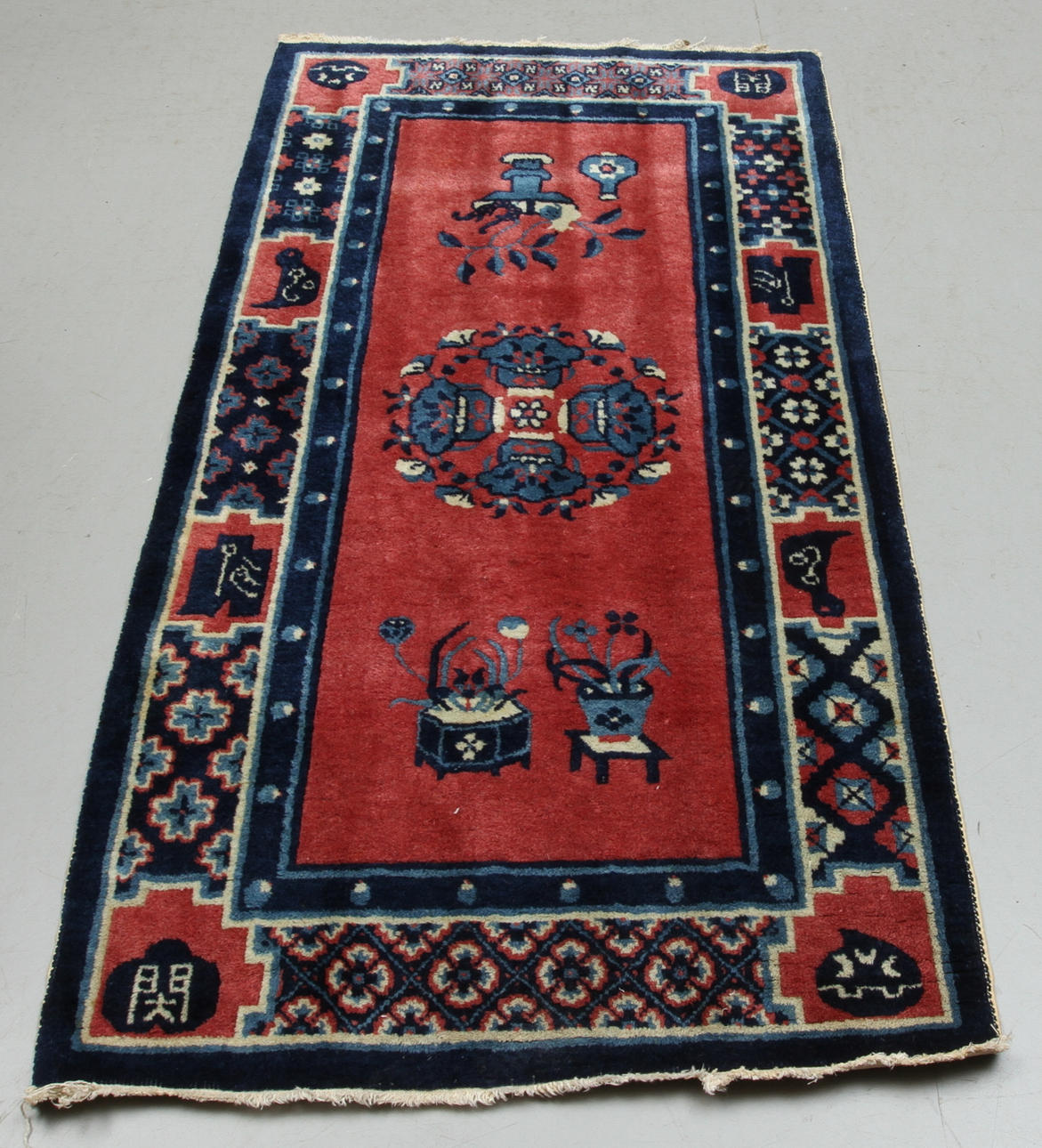 MATTA, Kina, ca 151 x 67 cm.