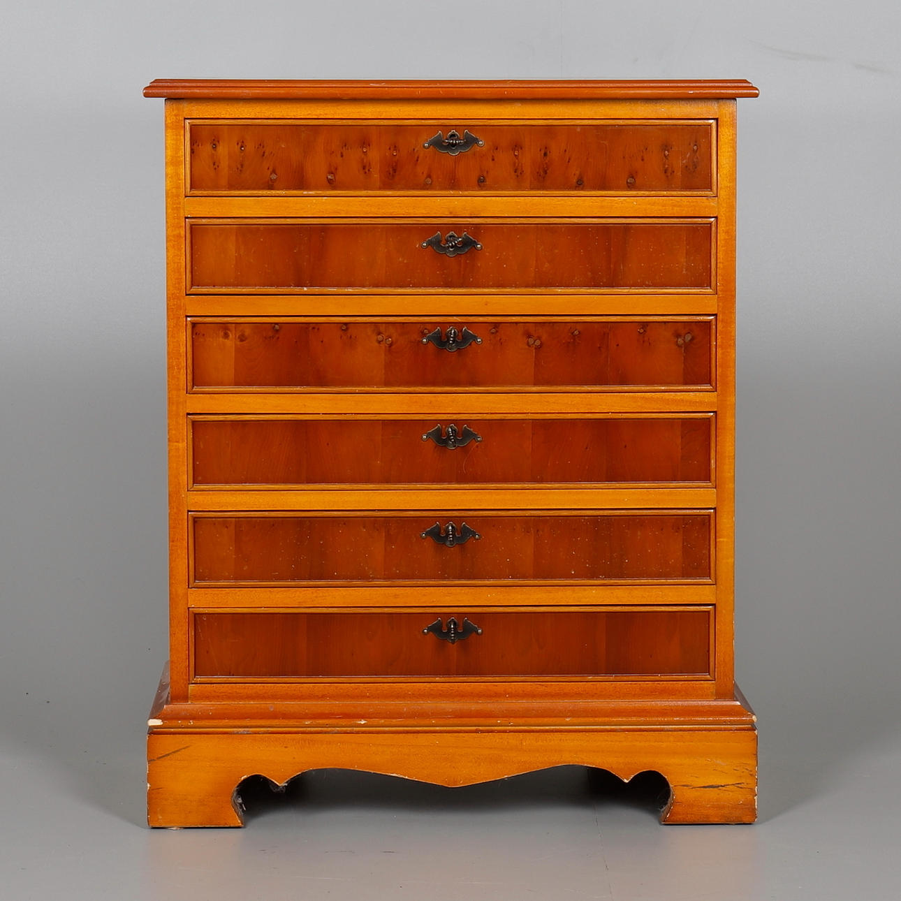 SAMMLERSCHRANK MIT SECHS SCHUBLADEN.