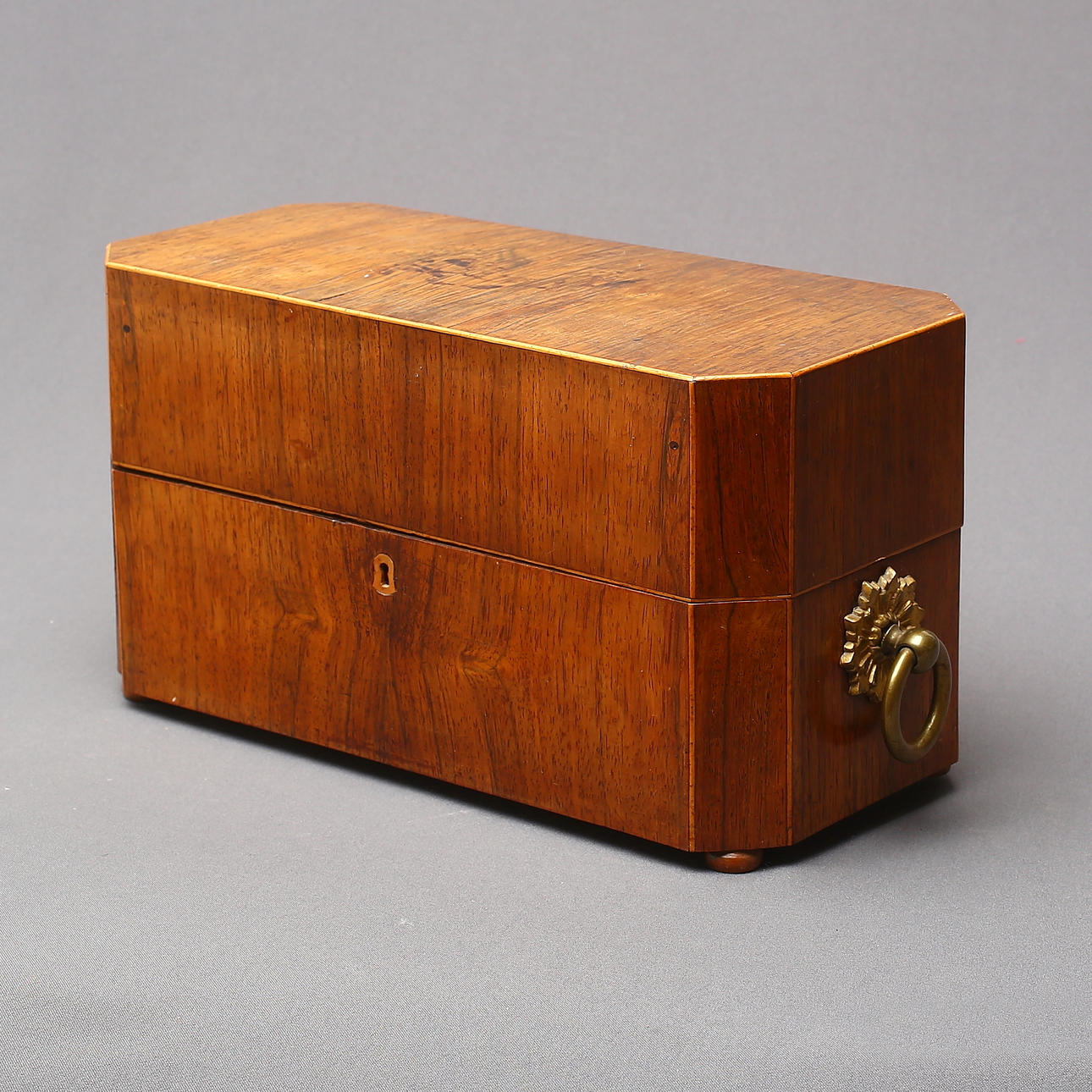 SCHATULL med flaskor 2st och glas 10 st, 1800-/1900-tal.