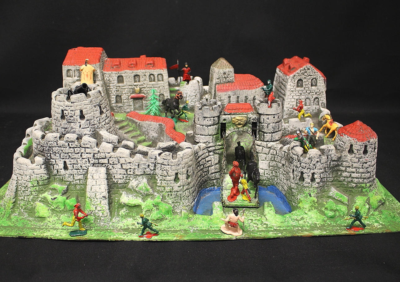 LEKSAKSBORG, med figurer.