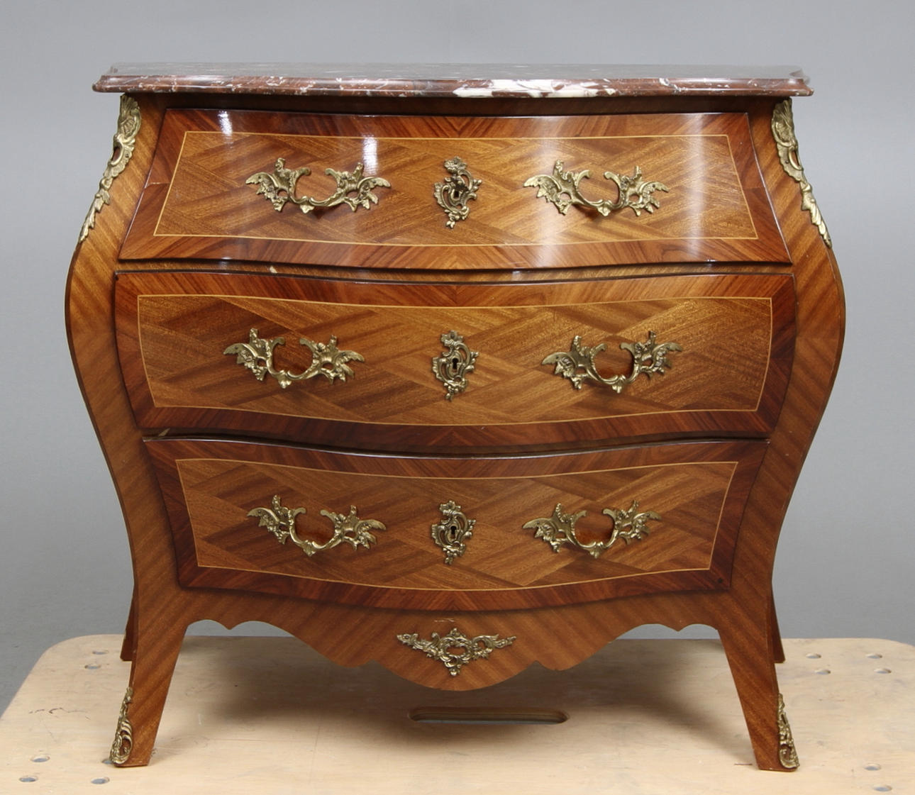 BYRÅ, rokokostil, 1900-talets mitt.