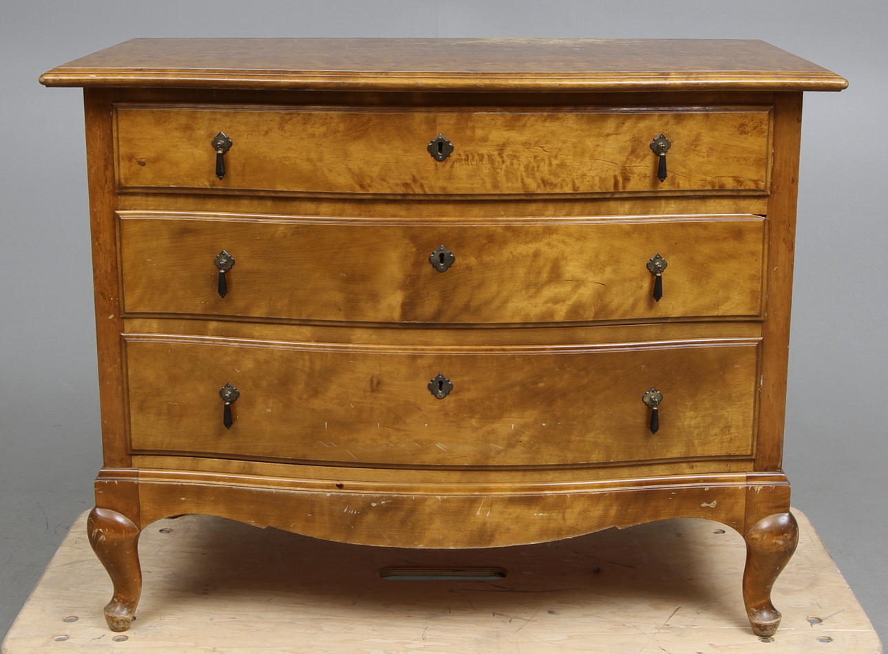 BYRÅ, rokokostil, 1900-talets första hälft.