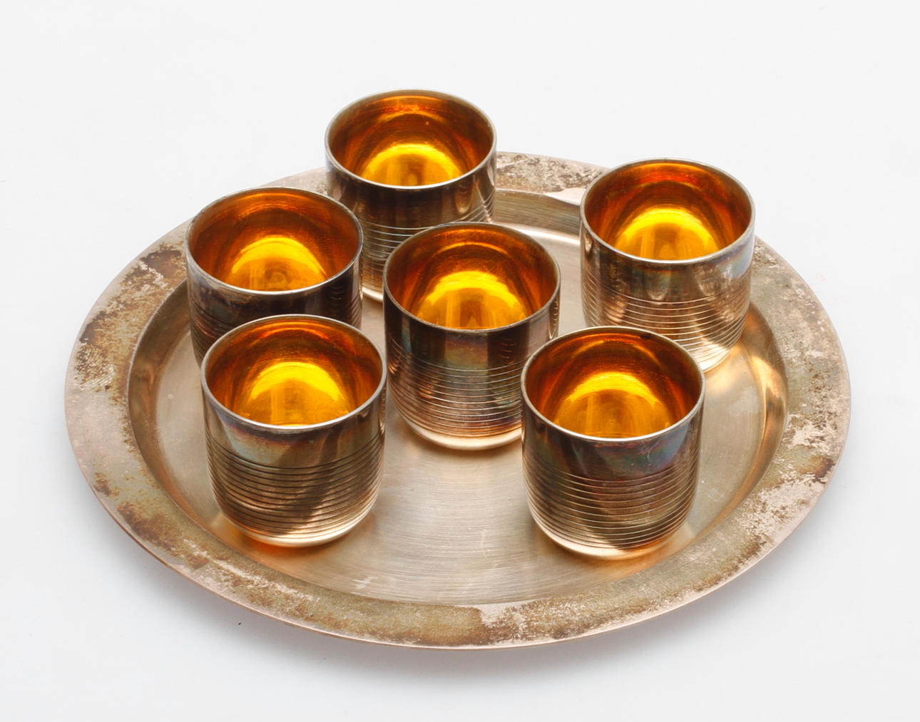 SNAPPSGLAS samt BRICKA, 7 delar, nysilver, 1900-talets första hälft.