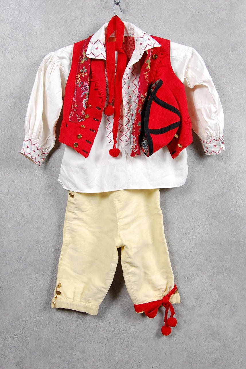 FOLKDRÄKT, för liten gosse.