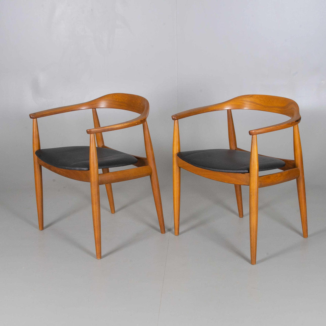 ATTRIBUTED TO ILLUM WIKKELSÖ. Frame chairs, 1 pair, N. Eilersen, box ...