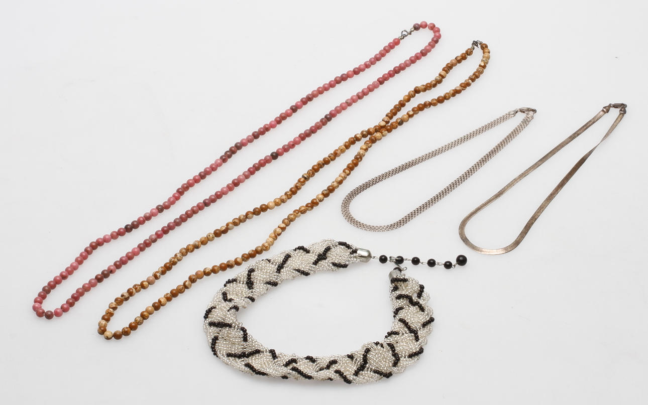 HALSBAND, 5 st, bl.a. silver.