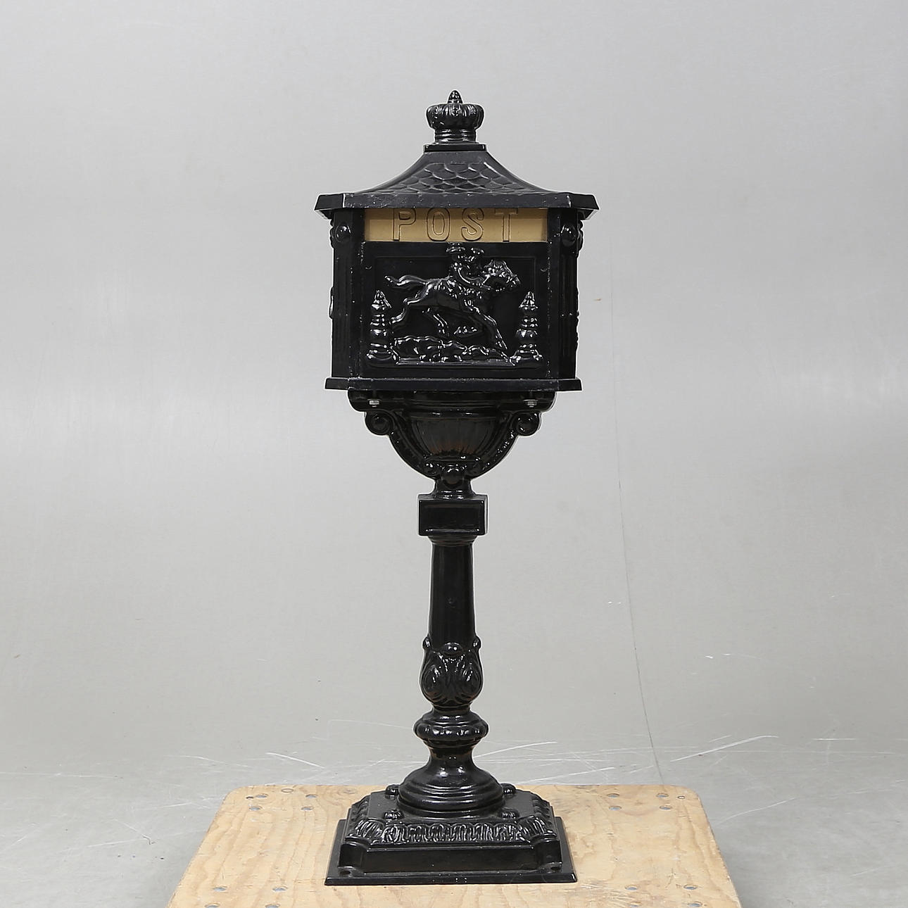 BRIEFKASTEN, Gusseisen.