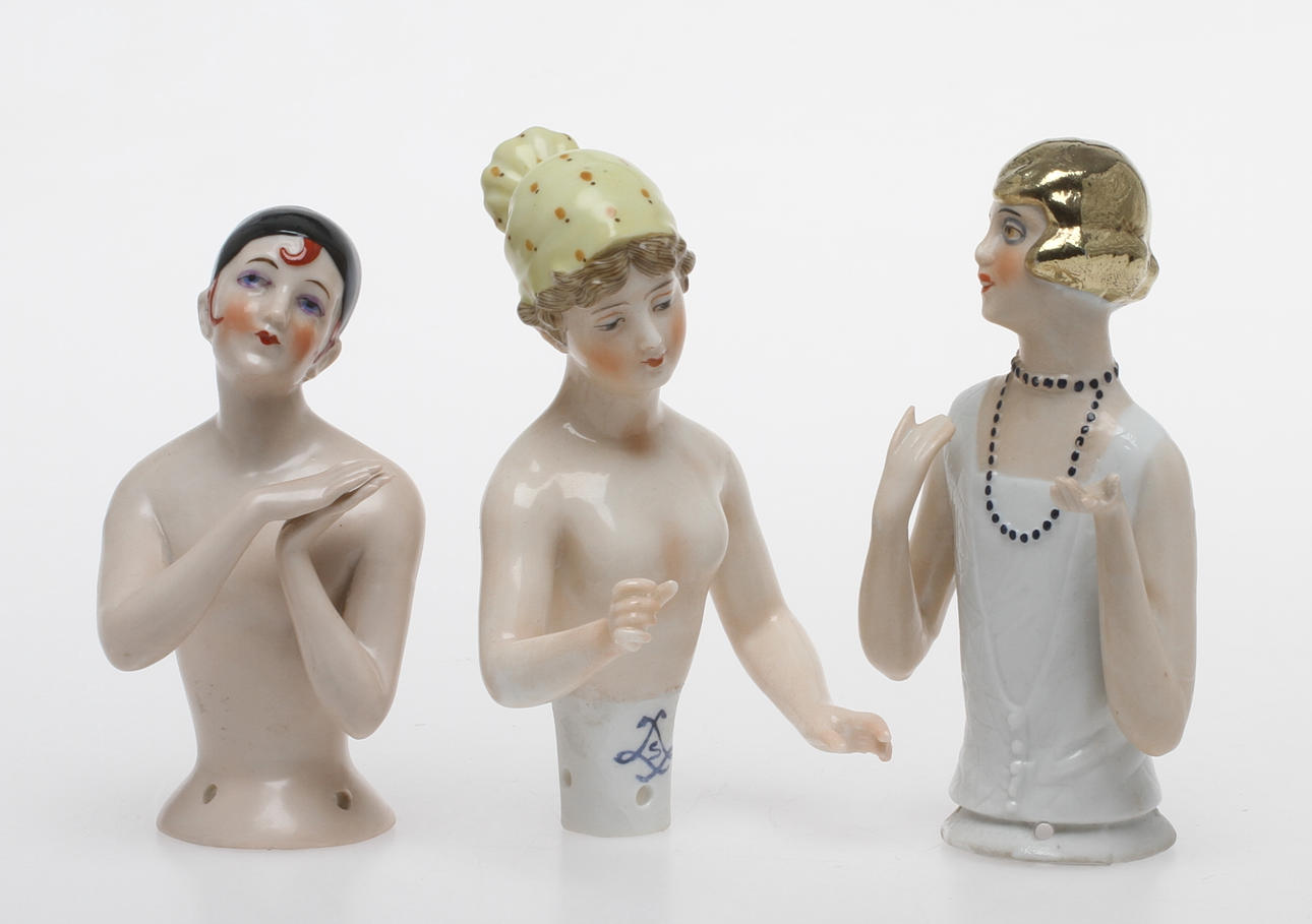 DOCKOR av porslin halv-figurer "Pincushiondolls / half-dolls" 3 stycken.