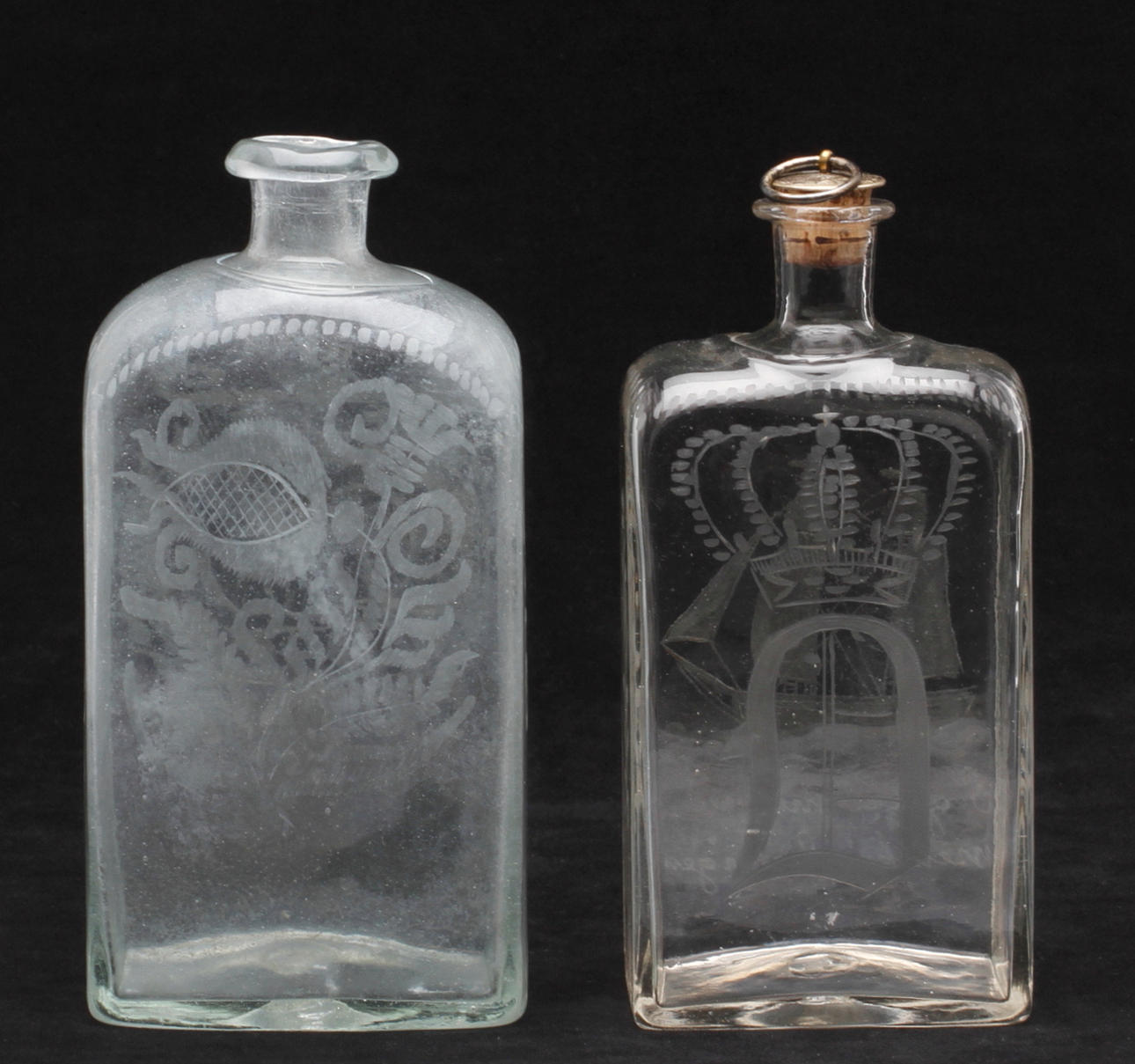 BRÄNNVINSFLASKOR, 2 st, glas, bl.a. Cedersbergs glasbruk, 1800-tal.