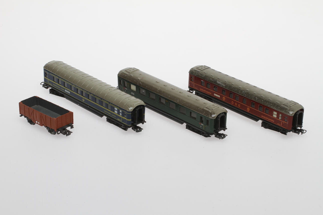 MODELLTÅG MÄRKLIN 3 personvagnar 346 och en godsvagn 311.