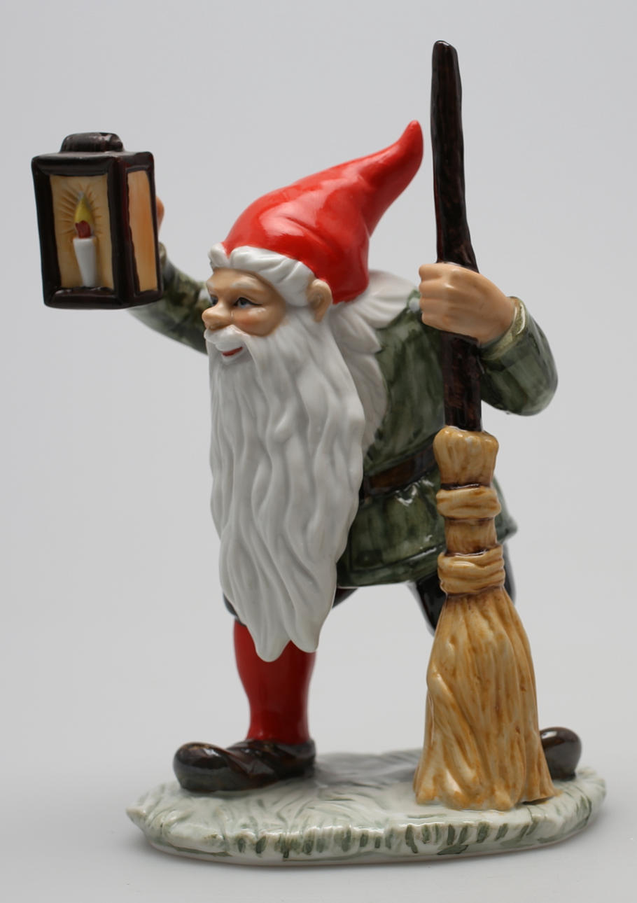 FIGURIN. Porslin. Tomte med lykta och kvast. 1900-tal.