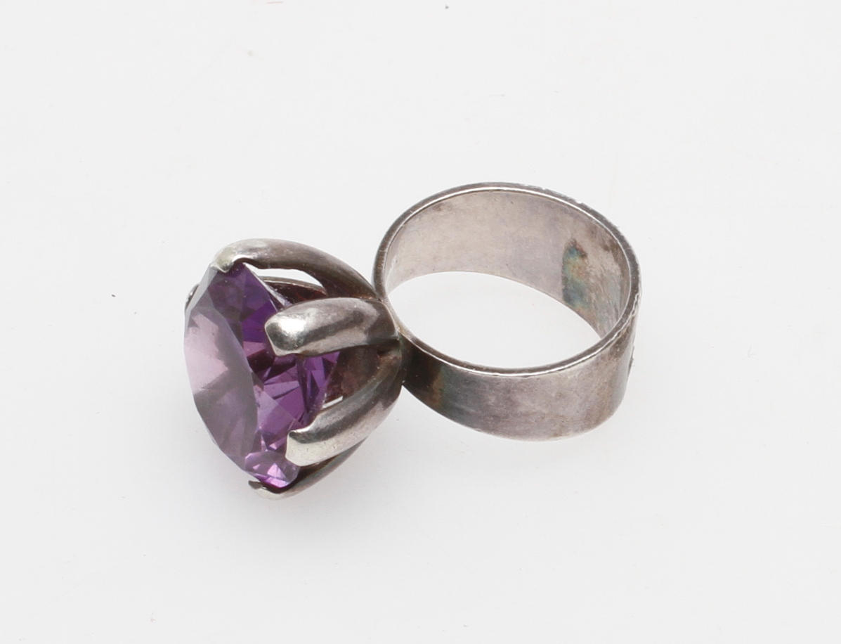 RING, silver med lila sten, Bengt Hallberg, Köping, 1968.