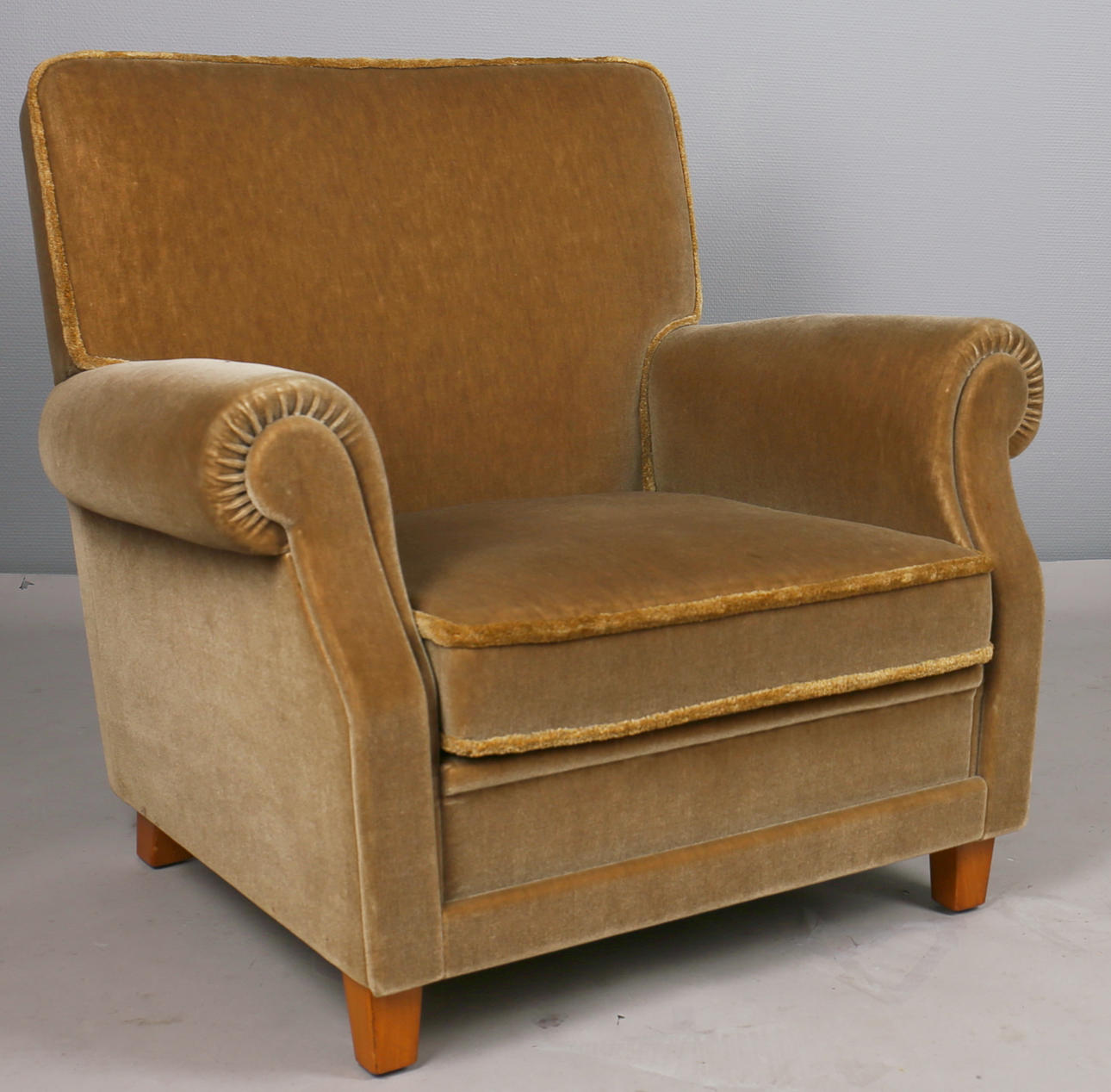 FÅTÖLJ i grönt samets liknande tyg, 1970-tal.