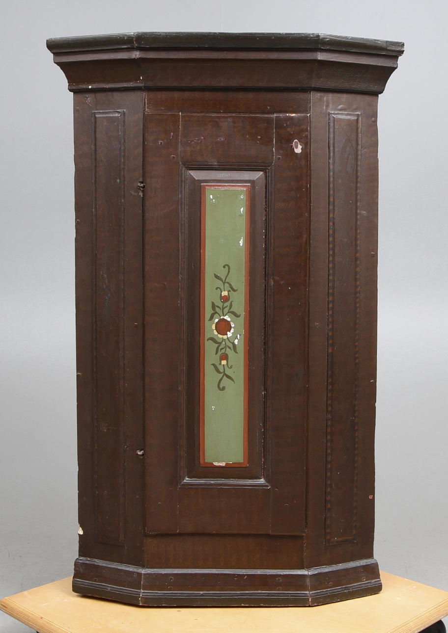 HÖRNSKÅP, allmoge, 1800 tal.