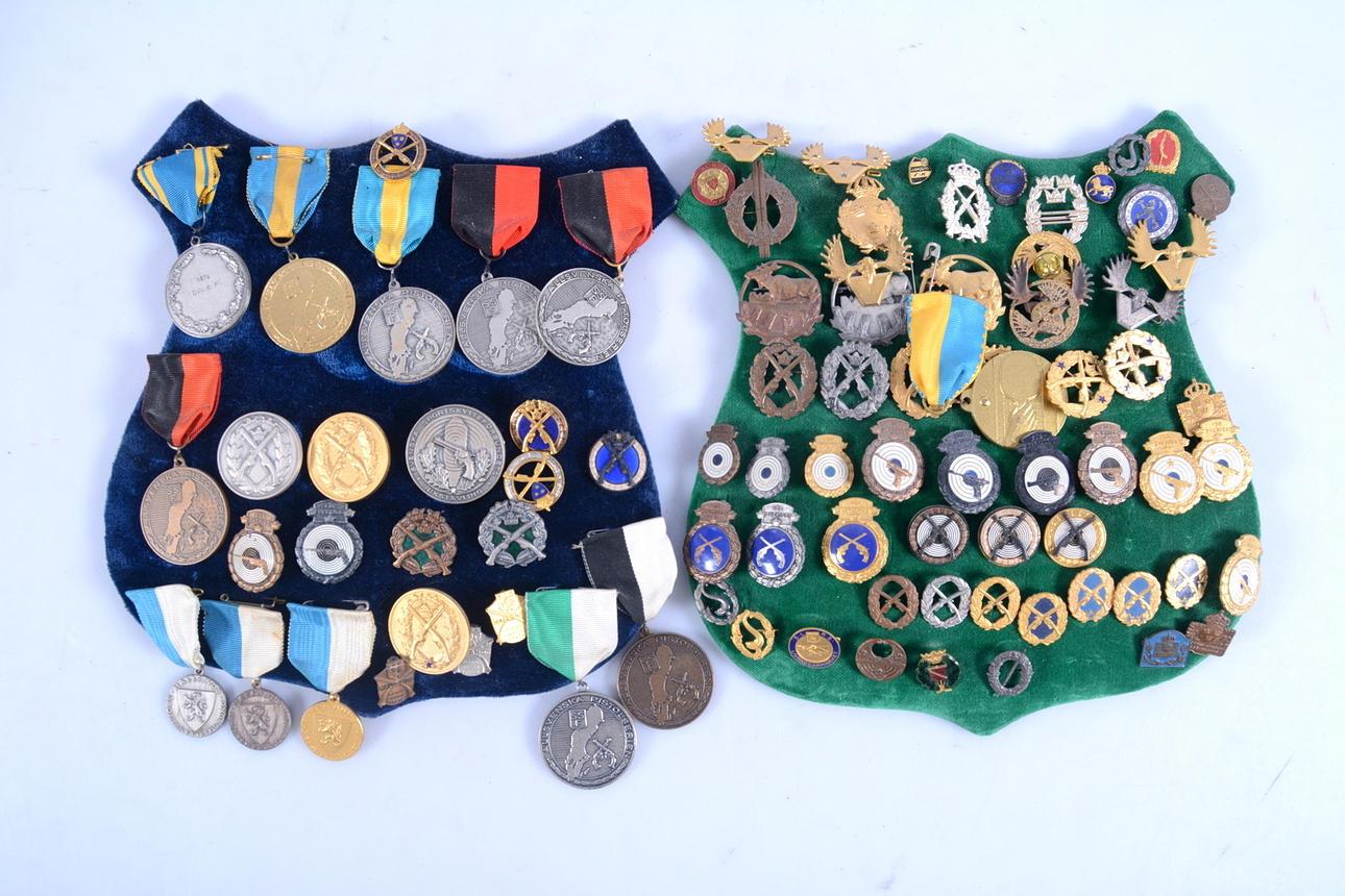NÅLMÄRKEN SAMT MEDALJER.