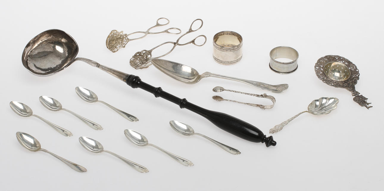 PARTI SILVER tot vikt ca 342 gram samt SOPPSLEV, silver.