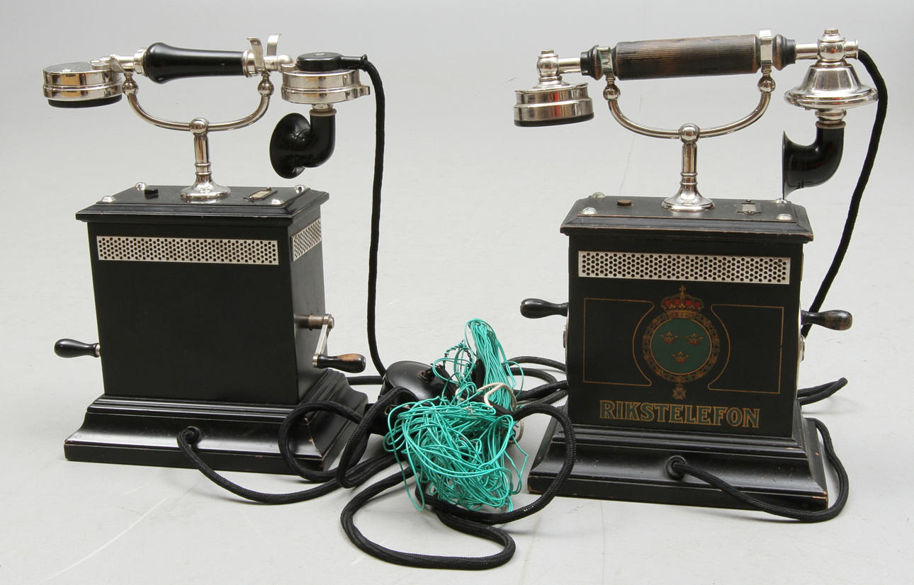 BORDSTELEFONER, 2 st, Rikstelefon, Kungliga Telegrafverkets Verkstad, Nynäshamn, omkring 1910.
