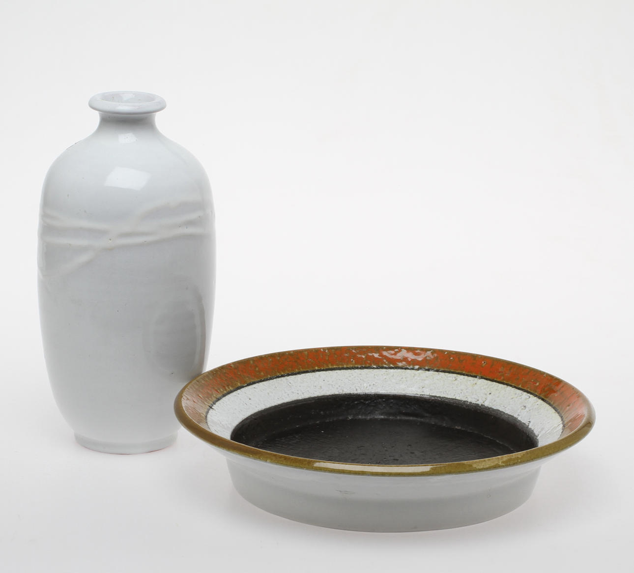 PARTI KERAMIK, 2 delar, vas samt skålfat, Anna-Lisa Thomson, Mari Simmulson, Upsala-Ekeby, 1900-tal.