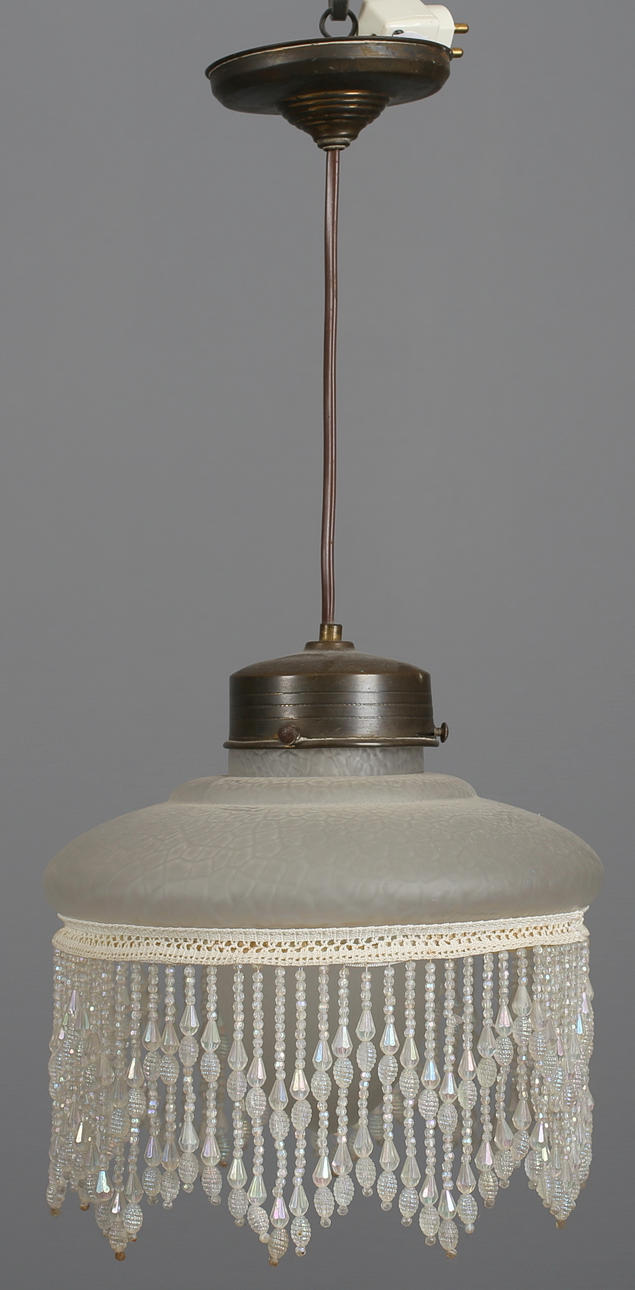 TAKLAMPA i glas med pärlemo, 1920/30-tal.