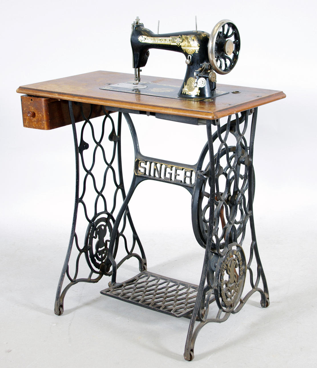 SYMASKIN med gjutjärnsunderrede, Singer.