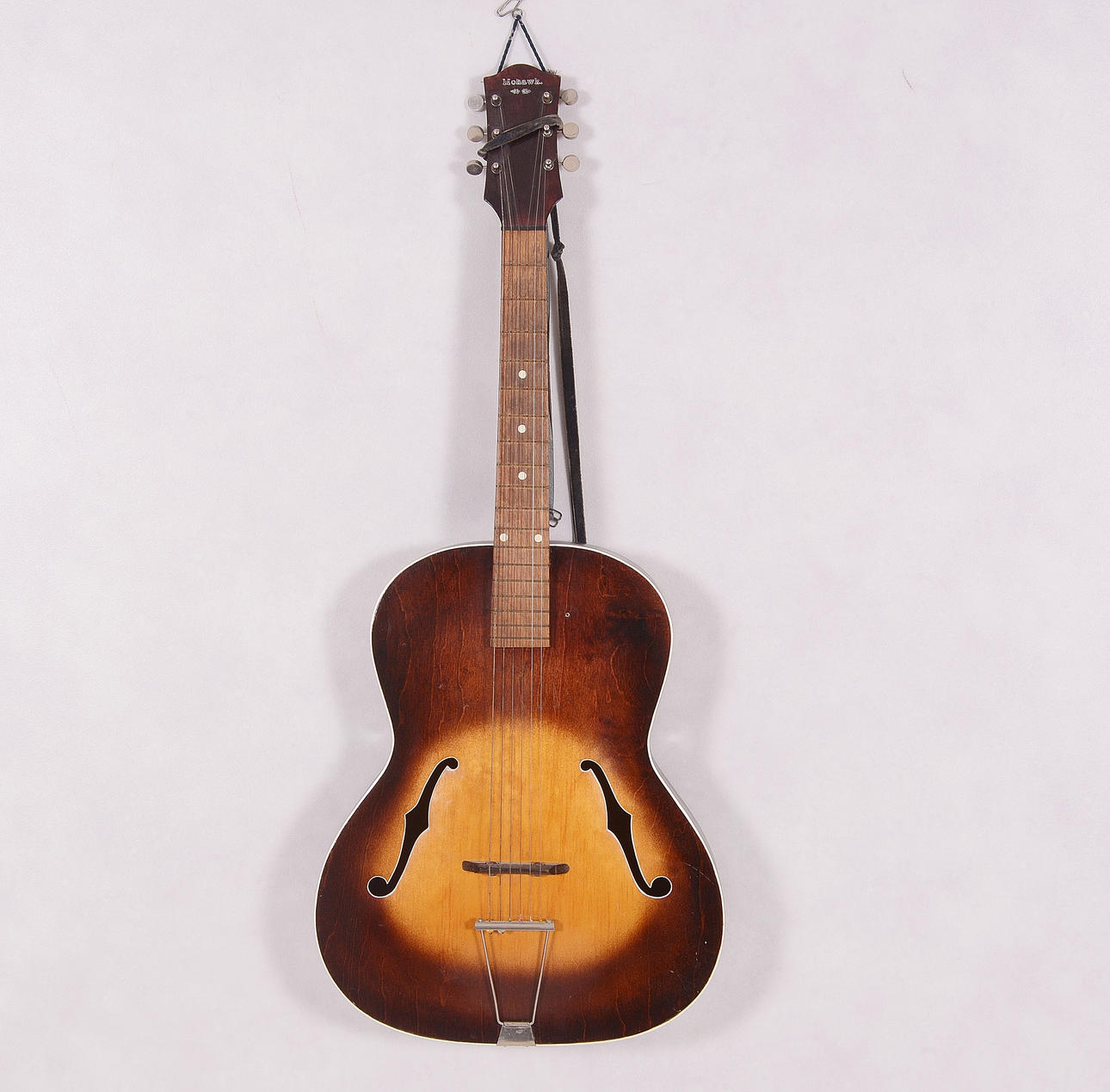 GITARR, Mohawk, 1900-tal.