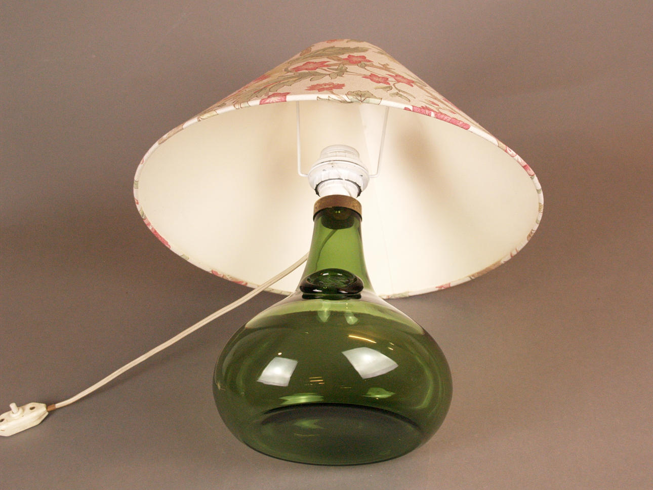 FLASCHE als Lampenfuß, mit Schirm.