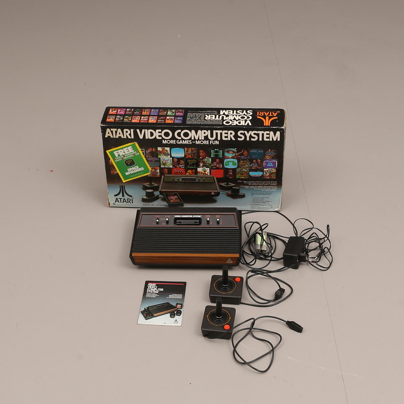 ATARI 2600, videoconsola con juego de tenis.