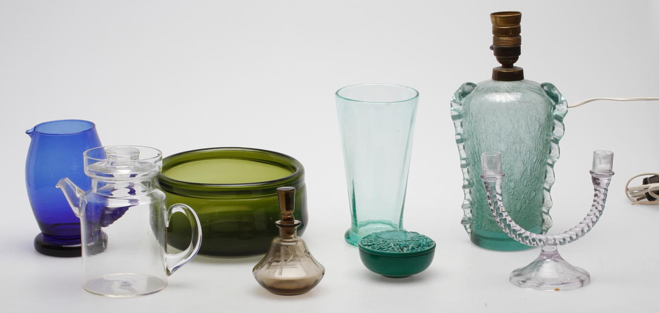 GLASFÖREMÅL, 8 delar, 1900-tal.