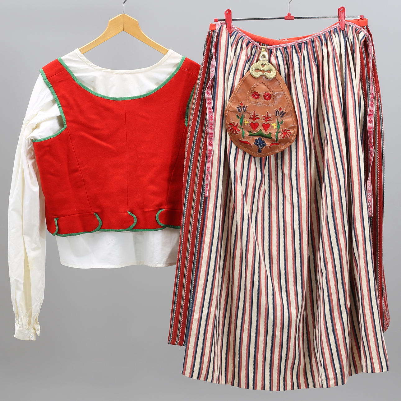 FOLKDRÄKT, Östgötadräkt, 8 delar.