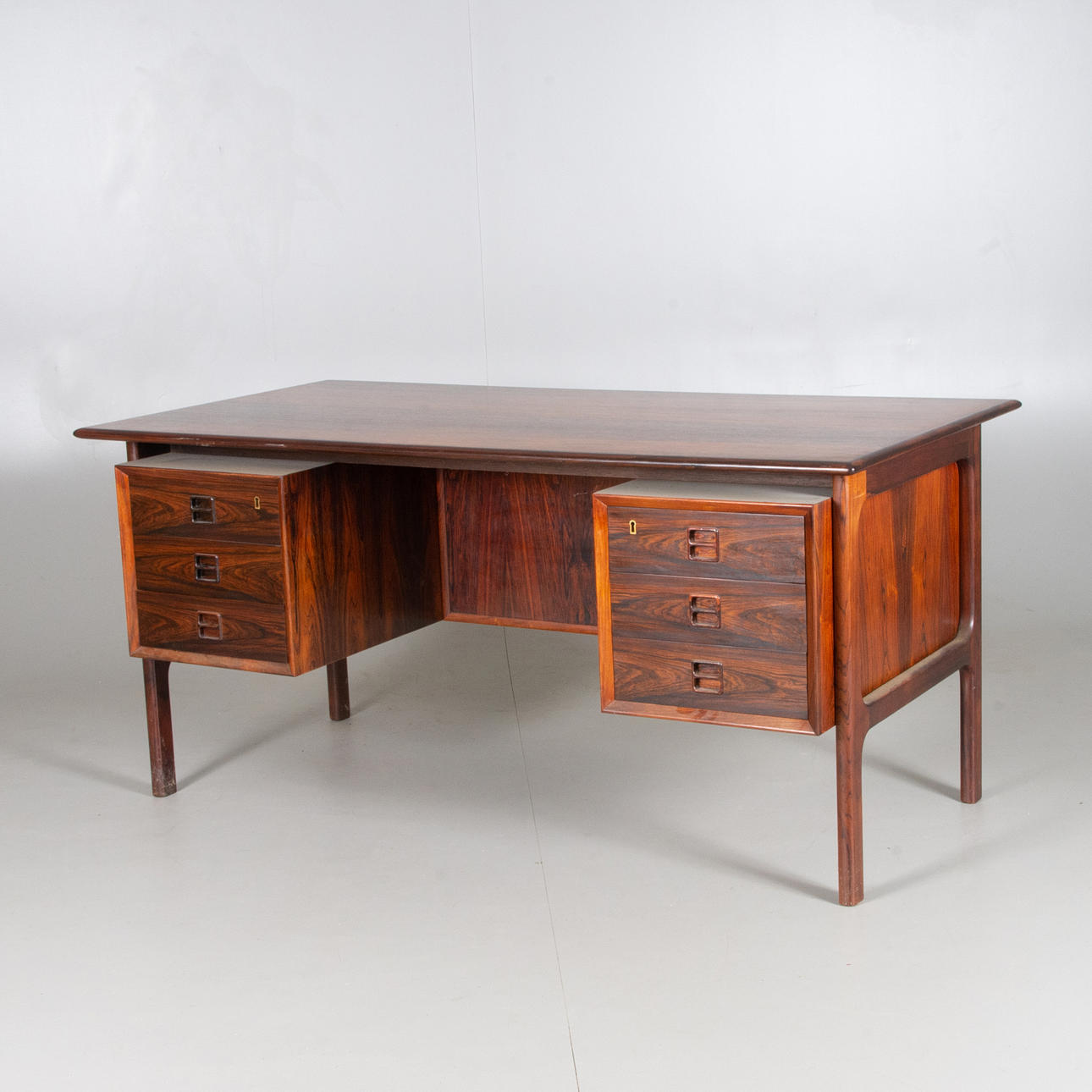 GUNNI OMAN. Skrivebord, jacaranda, Omann Jun, Danmark.