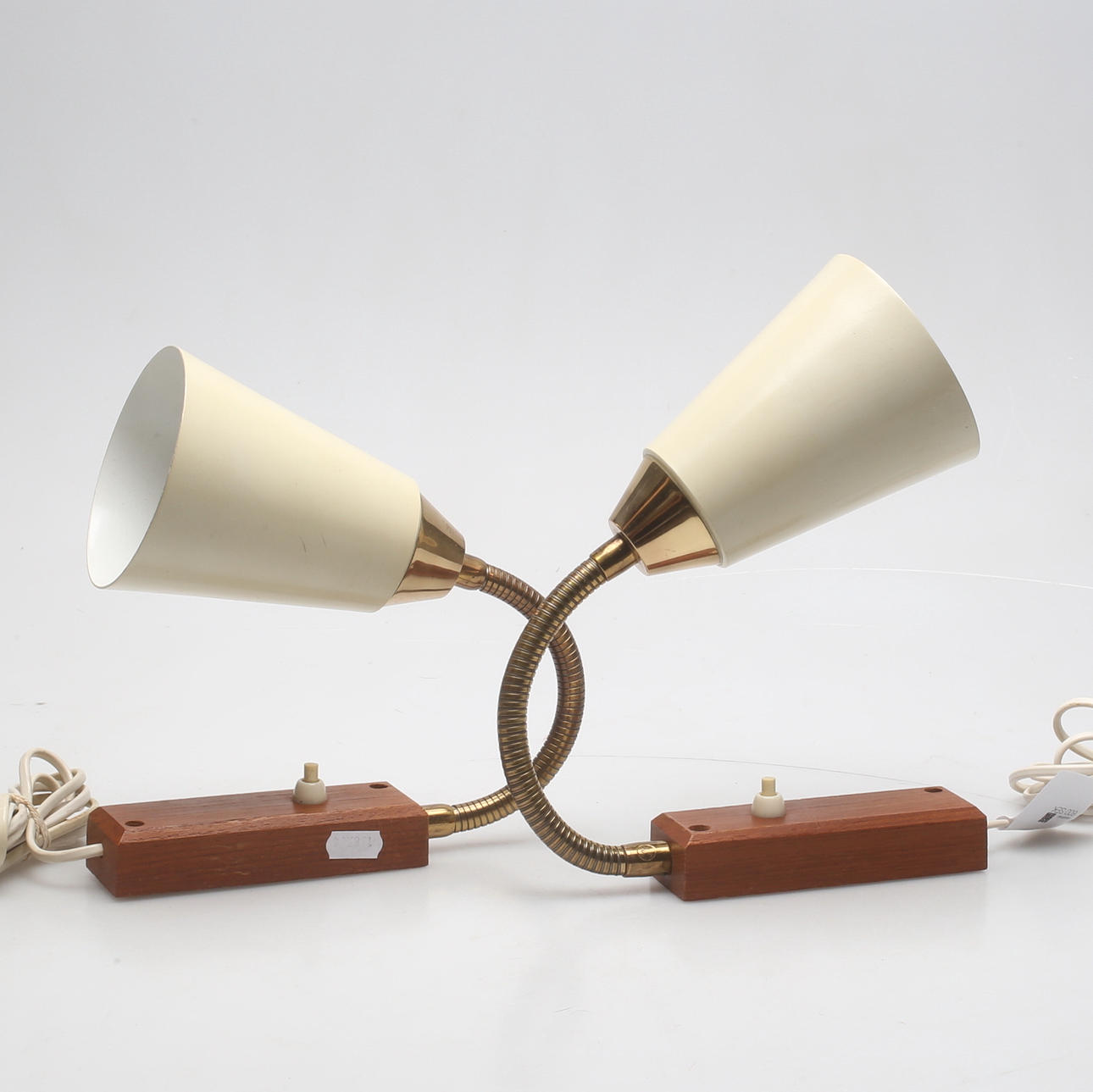 VEJLAMPER, messing og teak, anden halvdel af det 20. århundrede.