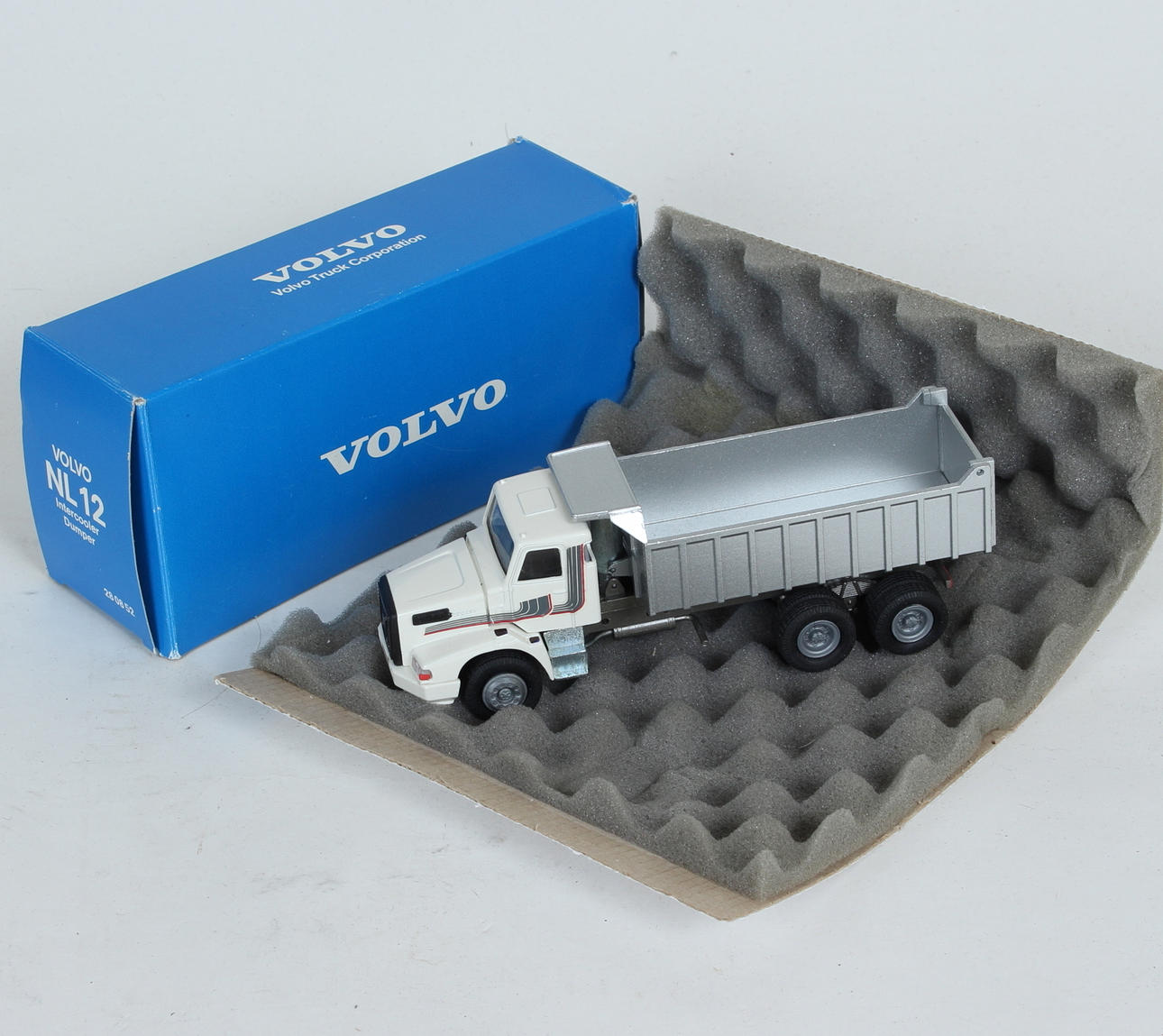 MODEL CAR, Volvo truck NL12 Dumper, Conrad, Germany. Toys - Auctionet