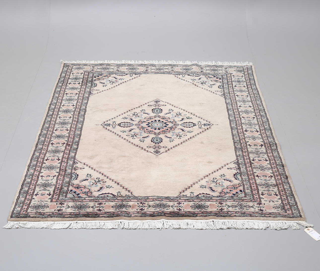 CARPET, Medallion, 228 x 172 cm.