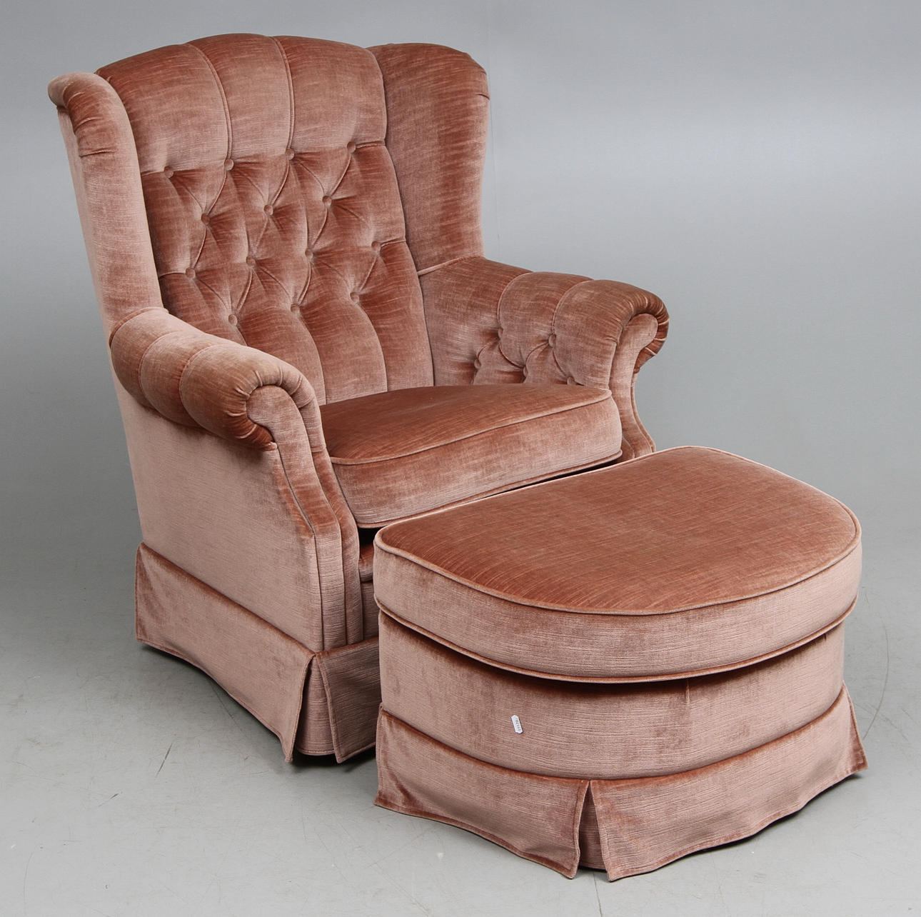 FÅTÖLJ, sk öronlappsmodell, samt FOTPALL, 1900-talets andra hälft.